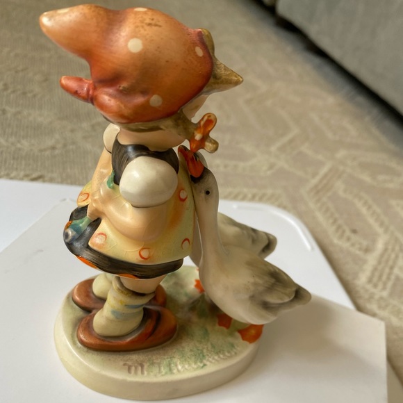 Hummel Goebel Vintage Figurine #47 “Goose Girl” - Picture 3 of 16